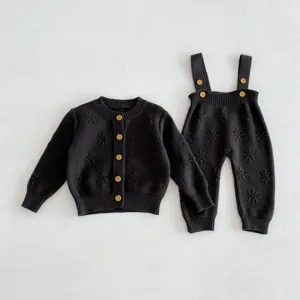 Baby Strickjacke und Latzhose Set, Kleinkind Pullover Hose Outfits, schwarze Strickkleidung.