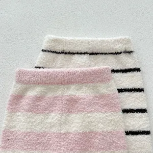 Détail ensemble détente polaire bébé, pyjama hiver chaud rayé doux pour enfants et filles.
