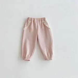 Pantaloni casual rosa per bambina con tasche in pizzo carine e comodo elastico in vita.