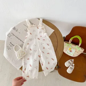 Deliziosa salopette in twill di cotone per bambina con stampe di orsetti per la primavera e autunno.