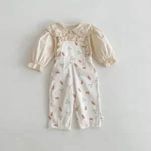 Grazioso set completo di camicetta a maniche lunghe e salopette in cotone per bambina.