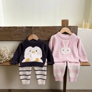 Doux pyjamas en polaire pour bébé avec motifs adorables de pingouin et lapin pour l'hiver.