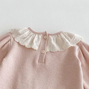 Top rosa in tessuto waffle per bimbi con grazioso colletto bianco in pizzo e bottoni.