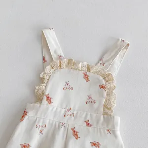 Salopette in velluto a coste da bambina con stampa di orsetto e delicato pizzo dettaglio.