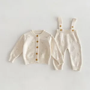 Babies Strickjacke und Latzhose Set, süßes Blumenmuster, weich, ideal für den Frühling.