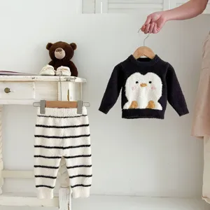 Ensemble pyjama polaire chaud d'hiver pour tout-petit avec pull pingouin et pantalon chaud.