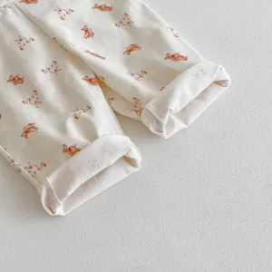 Comodo pantalone neonato in cotone con graziosa stampa di orsetto e risvolti puliti.