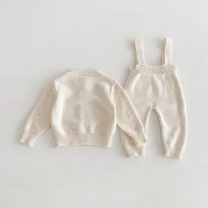 Baby Strickjacke und Latzhose Set, kuschelige Baumwoll-Knitwear für Kleinkinder Jungen und Mädchen.