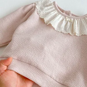 Felpa rosa carina per bambina con colletto con volant in pizzo bianco e tessuto testurizzato
