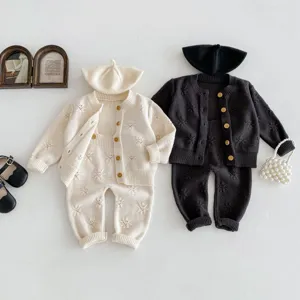 Detailansicht des Babystrickjacken-Sets mit süßem Cardigan, Mütze und bequemer Latzhose.
