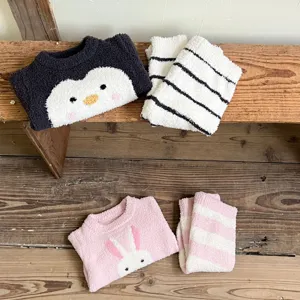 Ensemble pyjama bébé en polaire douce avec motifs mignons de pingouin et lapin pour l'hiver.