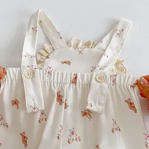 Bellissima salopette in cotone per bambina con stampa di orsetto e bordo in pizzo.
