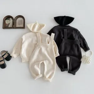 Baby Strickpullover und Latzhose Set in Beige und Schwarz, flache Detailansicht.