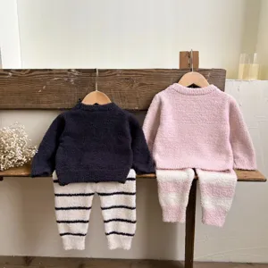 Pyjama polaire chaud d'hiver pour bebe ensemble haut manches longues et pantalon raye.