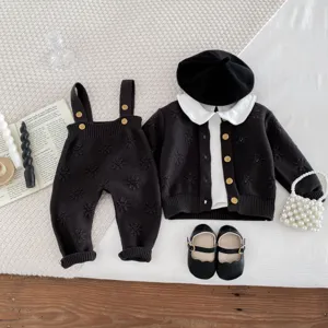 Kleinkind Strickjacke Hosentrager Hosen Set Detail Flat Lay, schwarz weiss baby Outfit chic.