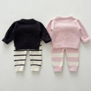 Ensemble de pyjama duveteux pour bébé, manches longues et pantalon rayé, détail doux hiver.