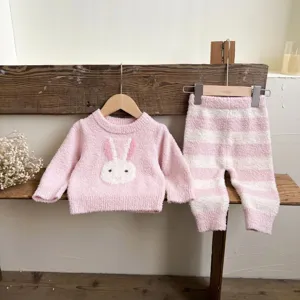 Détail de l'ensemble pull duveteux rose et pantalon rayé pour bébé, vêtement chaud hiver