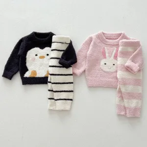 Pyjama bébé polaire hiver chaud, joli design pingouin lapin cartoon pour enfant tout-petit.