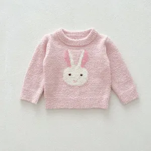 Doux pull rose peluche pour bébé avec joli visage de lapin pour les jours froids.