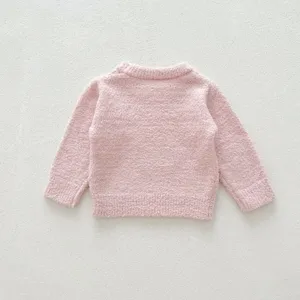 Joli pull en tricot rose duveteux pour bébé, haut doux et confortable pour les tout-petits.
