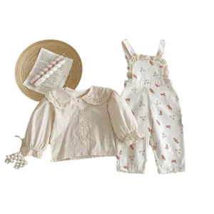 Completo bambina autunno primavera camicia manica lunga colletto pizzo e salopette con orsetto.