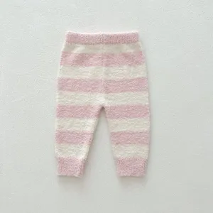 Détail de pantalon de salon d'hiver pour bébé en peluche, rayé rose et blanc confortable.