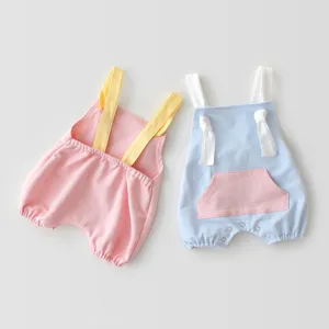 Detailansicht des niedlichen ärmellosen Baby-Spielanzugs mit Trägern und Tasche aus Baumwolle.