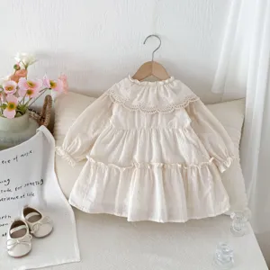 Vista dettagliata del vestito da principessa beige per bambina con elegante colletto in pizzo.