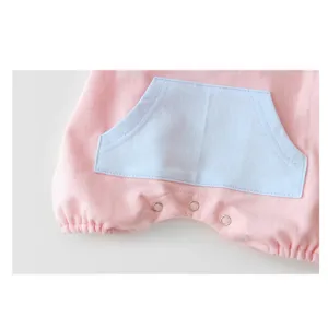 Babystrampler Detailansicht, rosa Overall ohne Ärmel mit Vordertasche und Druckknöpfen.