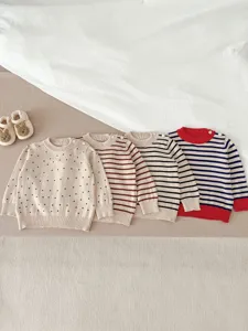 Gebreide trui voor baby's met schattige stippen en klassieke strepen in diverse kleuren.