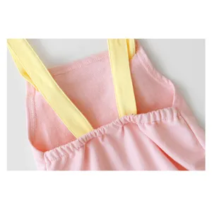 Nahaufnahme Detail eines rosa ärmellosen Babystramplers mit gelben Trägern und elastischem Rücken.