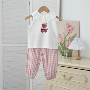 Grazioso set estivo per bambina top smanicato con orsetto e pantaloni a quadretti rosa.