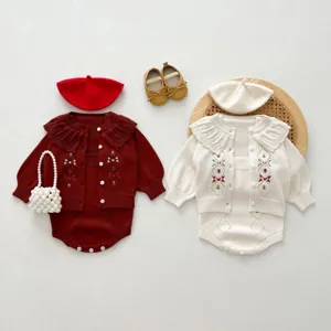 Joli ensemble cardigan barboteuse en tricot pour bébé avec broderie et béret.