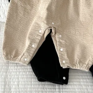 Baby Cord Strampler Detailansicht, weicher Stoff und Druckknöpfe im Nahbereich gezeigt.