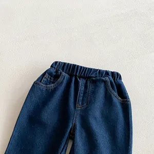 Dettaglio pantaloni jeans bambini, tessuto di cotone morbido, vita elastica, comodo per piccoli.