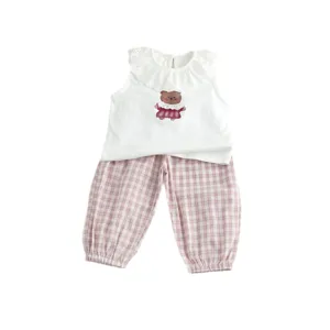 Set estivo da bambina con top smanicato stampato orsetto e pantaloni a quadri rosa.