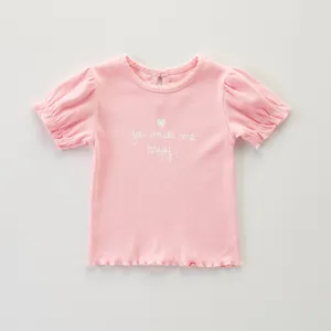 Bonita camiseta rosa de niña con mangas cortas de volantes y bonito estampado de verano.