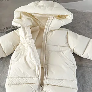 Detalle de mameluco de invierno para bebé con plumón, acolchado suave, capucha.