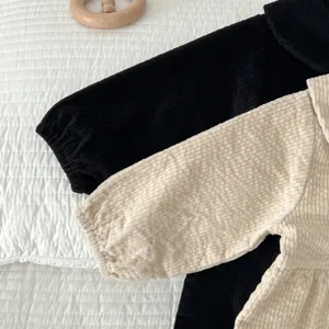 Baby Cord Langarm Body Detailaufnahme mit Kragen und klassischem schicken Design.