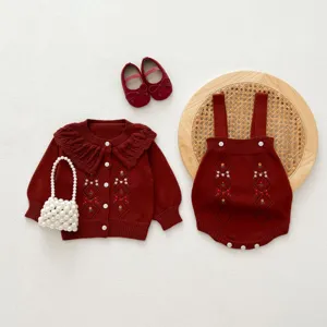 Ensemble gilet et barboteuse en tricot pour bébé fille avec broderie florale.