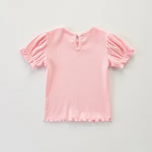 Camiseta rosa de canalé para niñas de manga corta abullonada y bonito dobladillo con volantes.