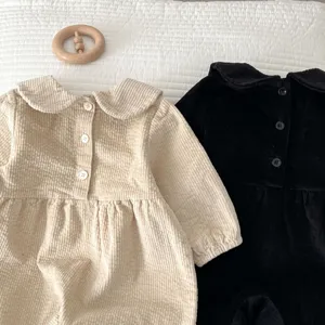 Süßer Baby Cord Overall mit Kragen und Knöpfen, Langarm Strampler Detailansicht für Herbst.