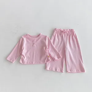 Ensemble deux pièces côtelé rose pour tout-petit, détails haut boutons et pantalon.