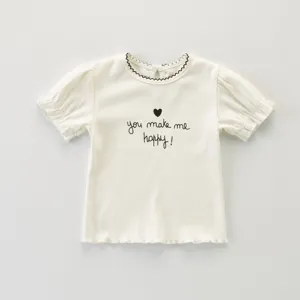 Camiseta de manga corta lisa para niña pequeña con ribete ondulado y bonito estampado.