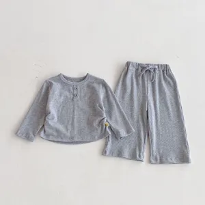 Ensemble deux pièces pour bébé en tissu côtelé avec t-shirt manches longues et pantalon.