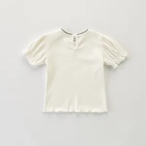 Top corto de canalé blanco para niños, diseño de botones atrás con dobladillo de volantes.