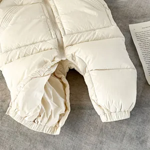 Cálidos monos de invierno para bebé, vista detallada en beige suave, bonita ropa.