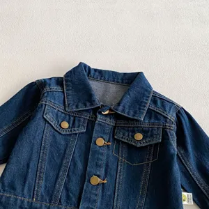 Vista dettagliata della giacca in denim morbido blu scuro per bambini con colletto e bottoni.