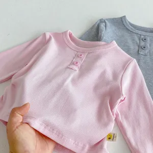T-shirt à manches longues côtelé pour nourrisson vue détaillée, tissu en coton doux, design de bouton