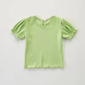 Detalle top acanalado niña verde mangas abullonadas botón espalda y dobladillo.